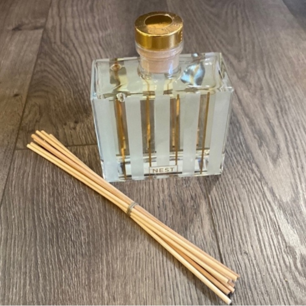 Nest Fragrance New York Holiday
Full Size 5.9 OZ Reed Diffuser New & Sealed